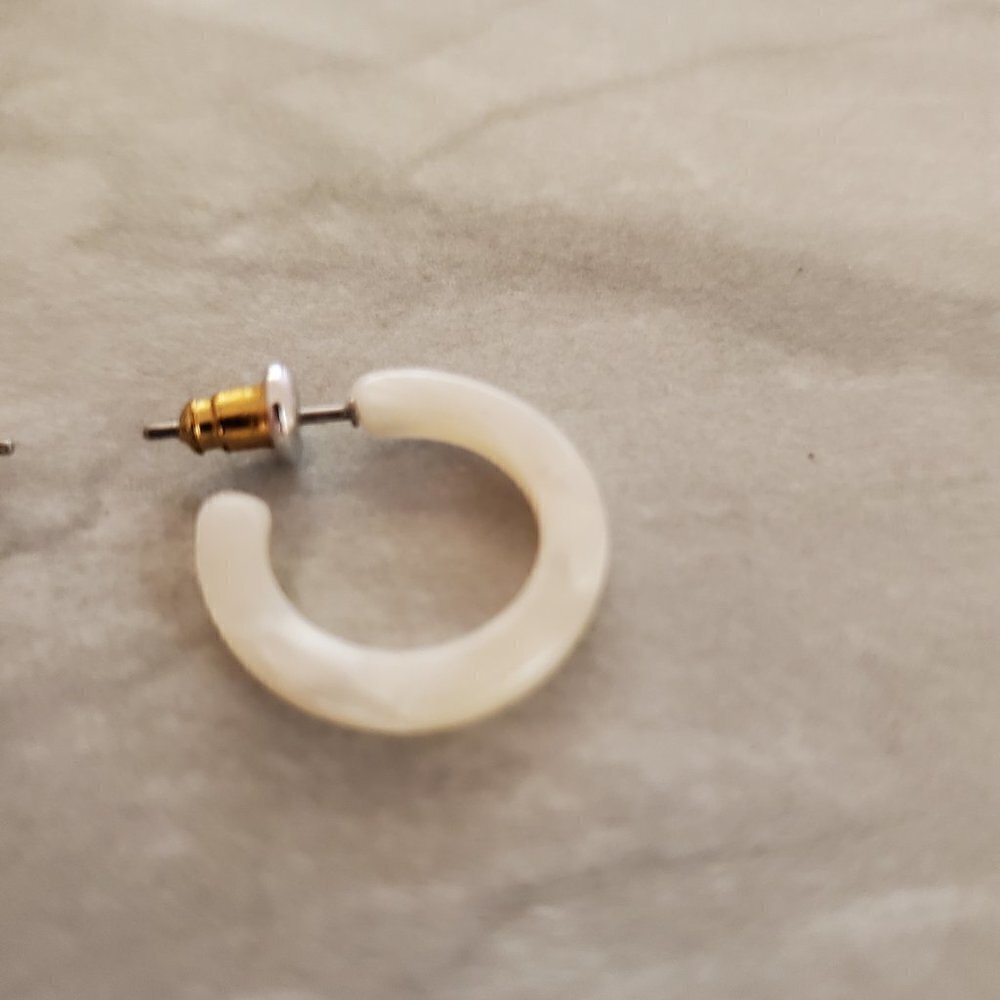 💖 J.Crew Lucite Acrylic White Shell Classic Mini Hoops 💖 - Picture 2 of 5